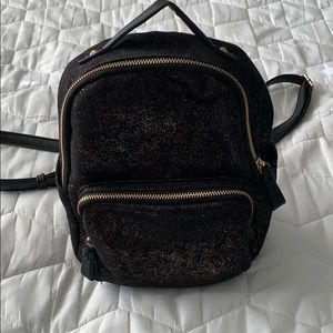 Like new gold and black back pack purse. 😊